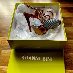 Gianni Bini Navy and White platform heels